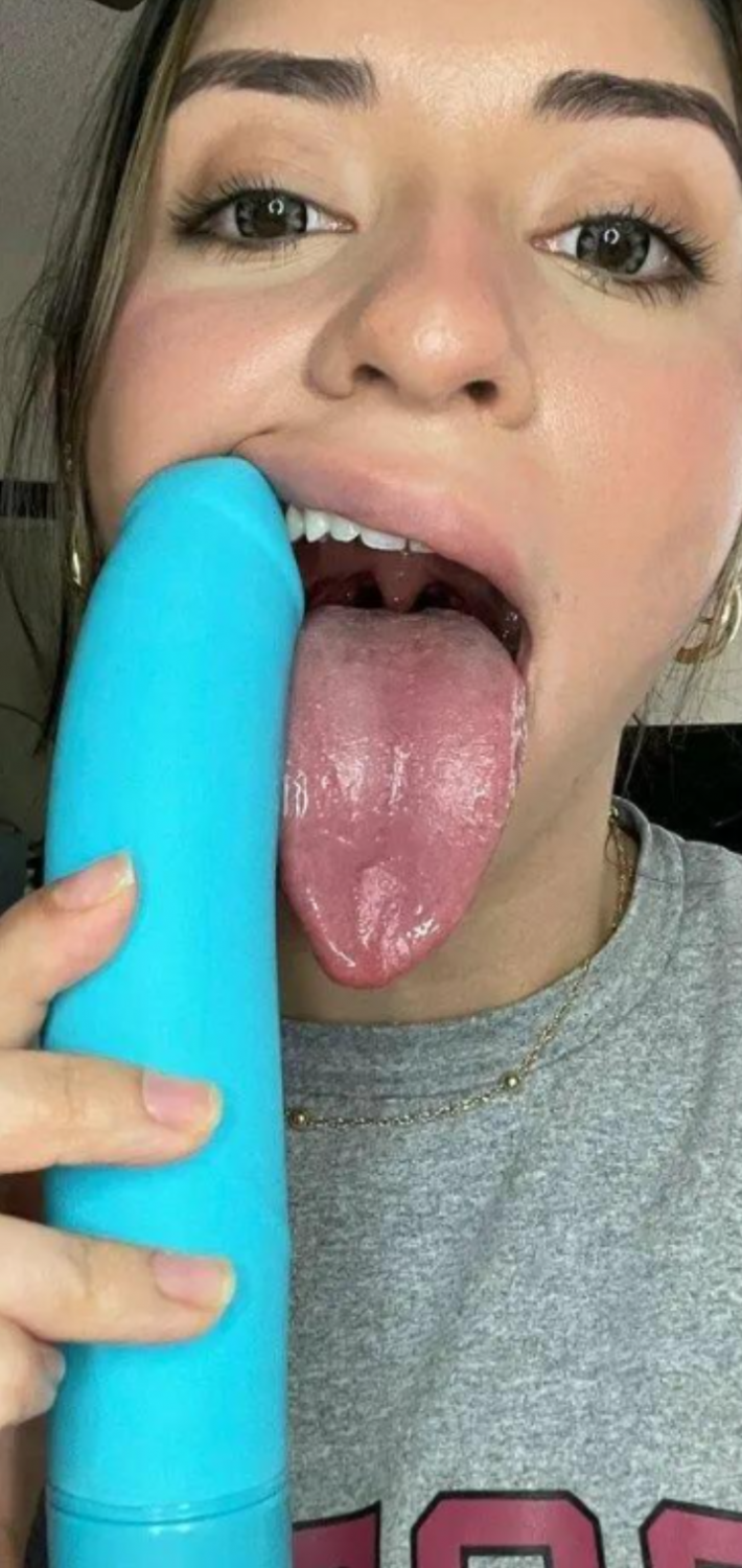 Long.tongue-deep.throats+555 #hY8ujdy1