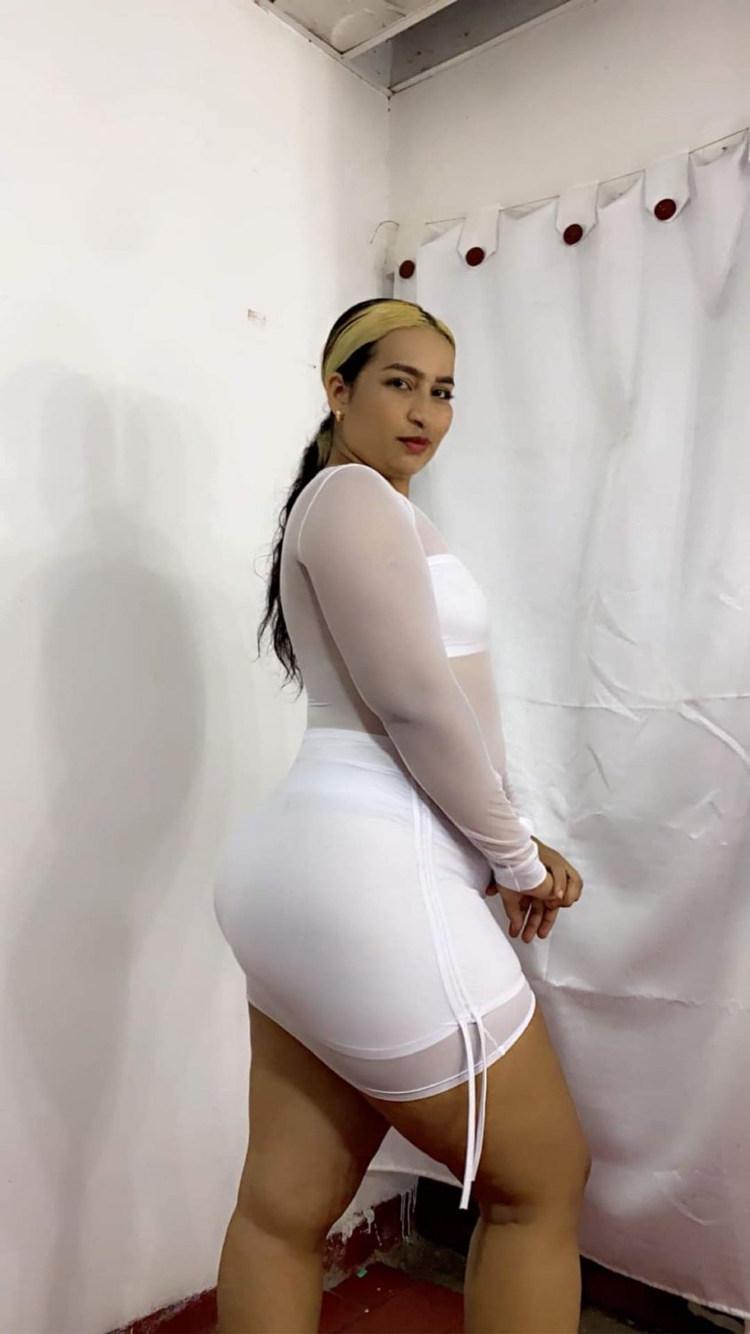Que puta tan del8ciosa , quiero verla empinada abriendose las nlagas y mostrando todo su coño y culo #NcreiTMy